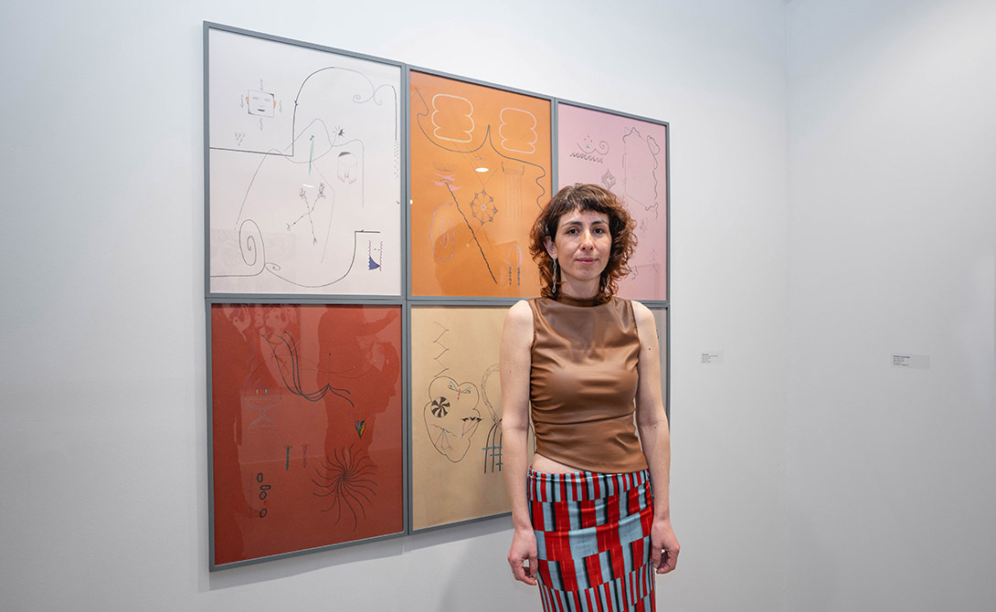 Cecilia Sosa junto a su obra ¿Son cisnes o es basura? Premio nacional 18/35 años.